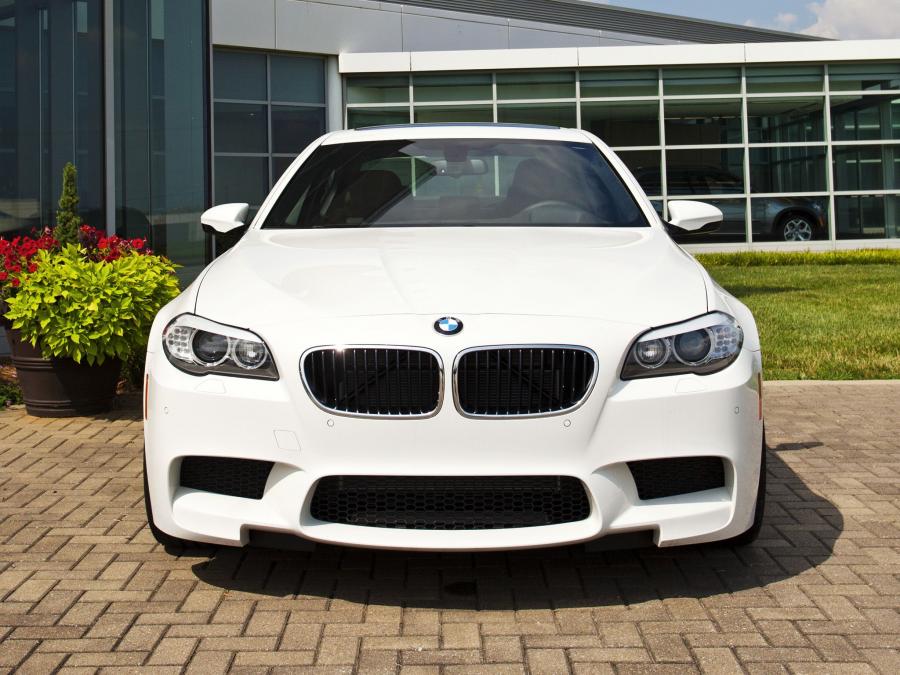  BMW M5 2011 года  (US) (фото 8 из 24)